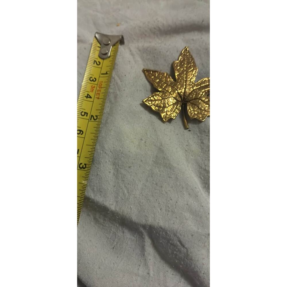 VINTAGE Textured Gold Toned Maple Leaf BROOCH
Item#74